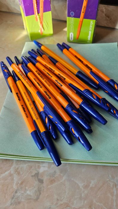 Набор: 37 ручек синие