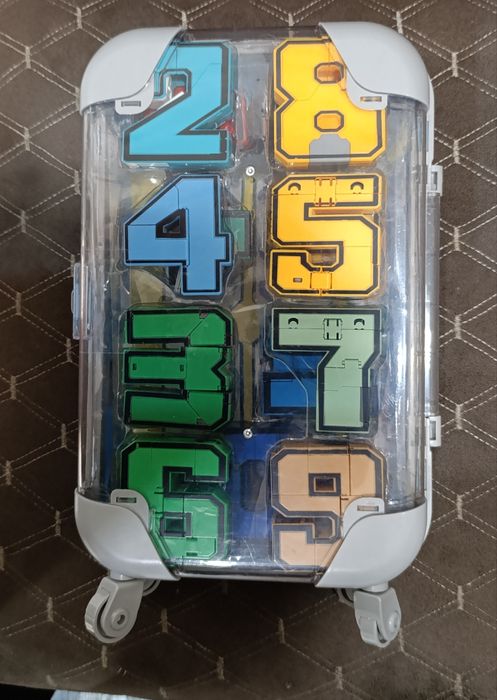 Трансформеры цифры в чемодане