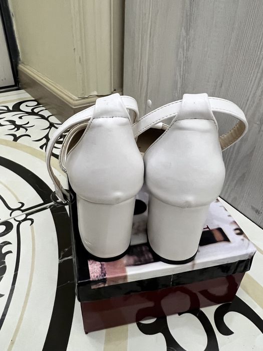 Белые лодочки (туфли)