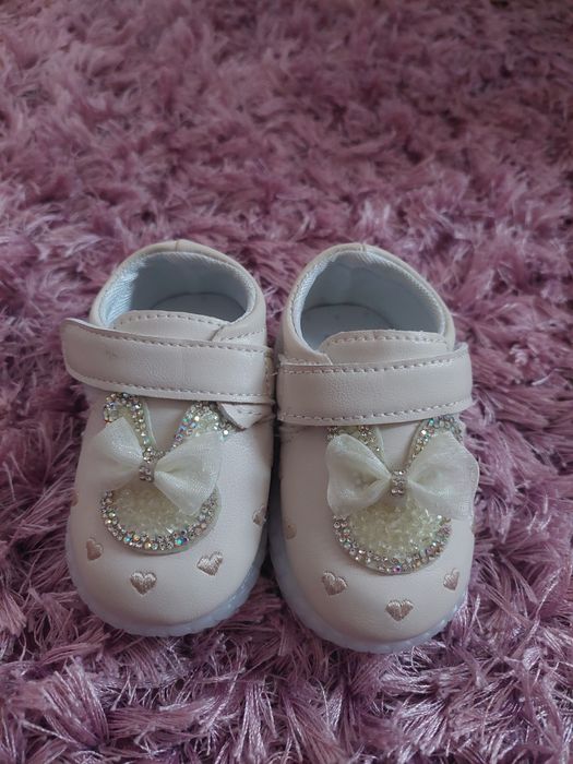 Pantofi fetita cu talpa moale, marimea 20. Culori alb