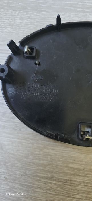 Emblemă față Toyota Hybrid Originală OEM 75311-47011 – Prius / Auris / Corolla Hybrid