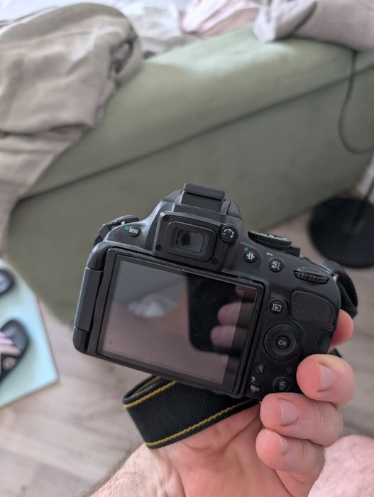 Nikon D5100 + 18-55 VR