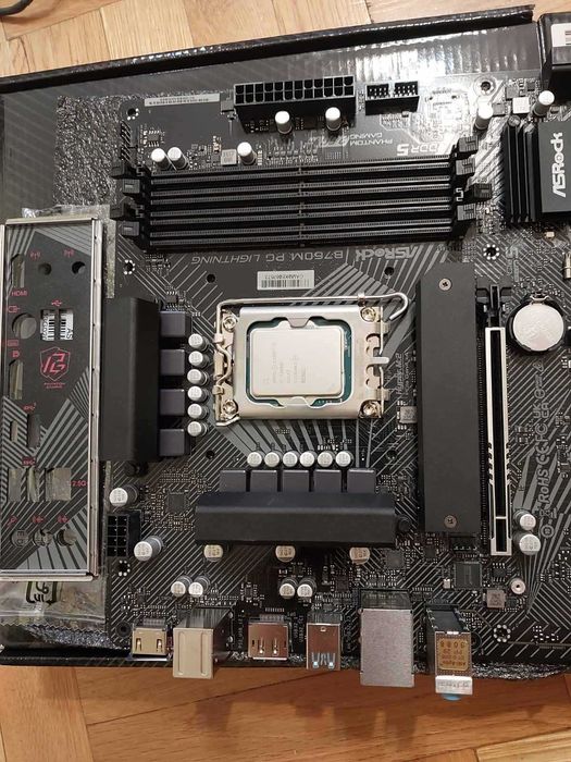 Intel Core i5 12600K + AsRock B760M PG Lightning  DDR5