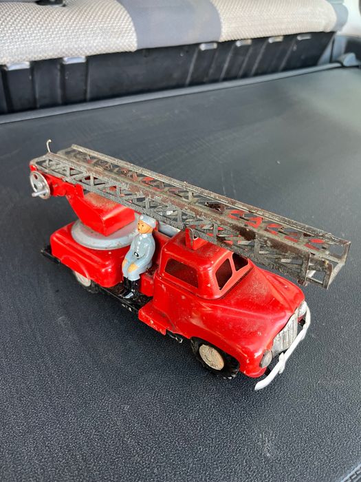 Ретро играчка-пожарна