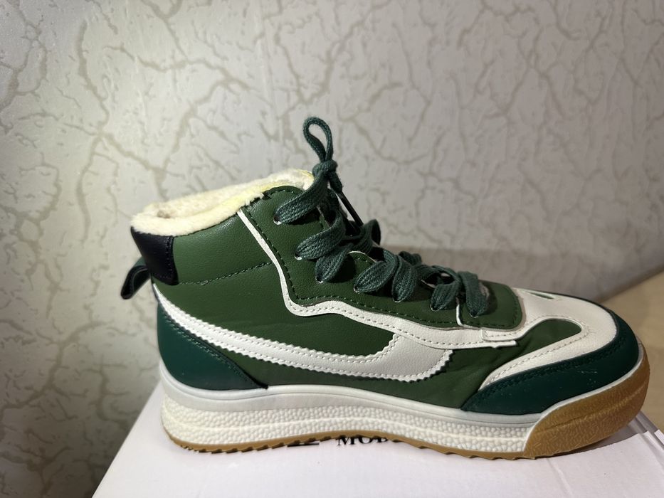 Продам кроссовки утеплителем