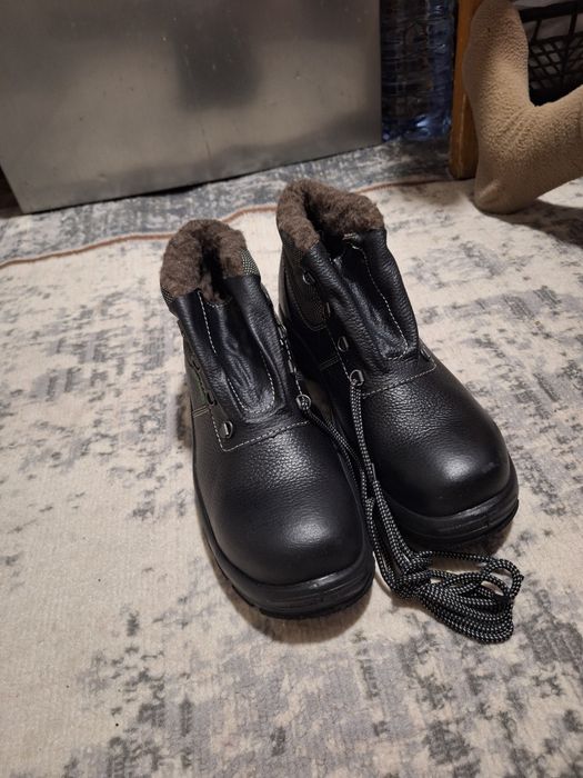 Продаю зимние ботинки