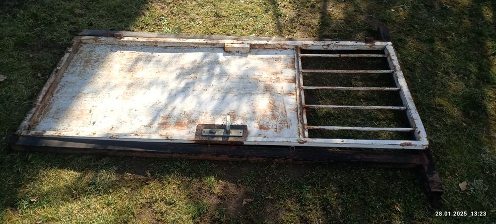 Желязна врата с каса и козирка