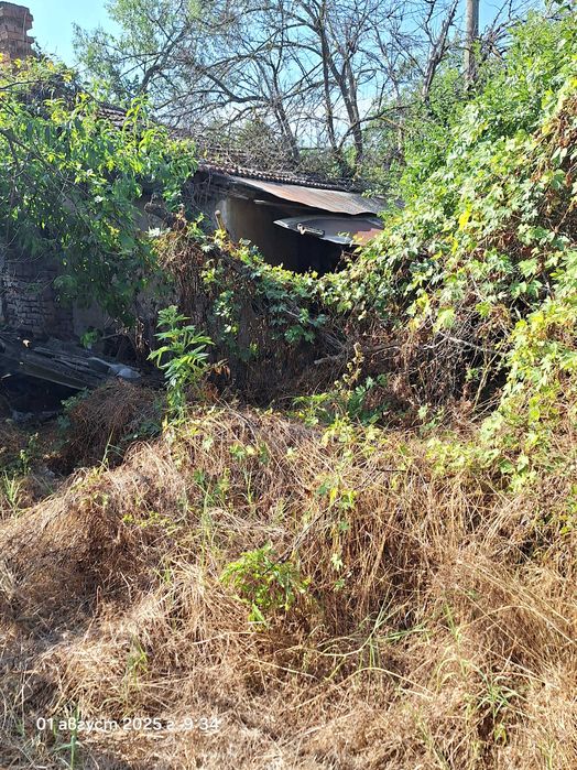 Парцел със стара къща за събаряне