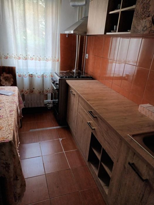 Închiriez apartament cu 2 camere
