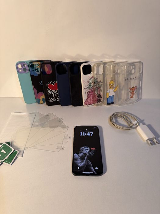 Iphone 13 256gb Midnight black (тъмносин) с 9 калъфа и 4 протектора