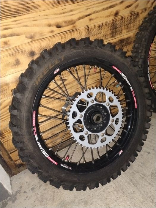 Vând set roti KTM  enduro/cross
Nu fac schimb nu vand separat 
Preț 2550 lei 
Mai ofer încă o guma de spate ca noua 
Detalii la Nr tel afișat în anunț