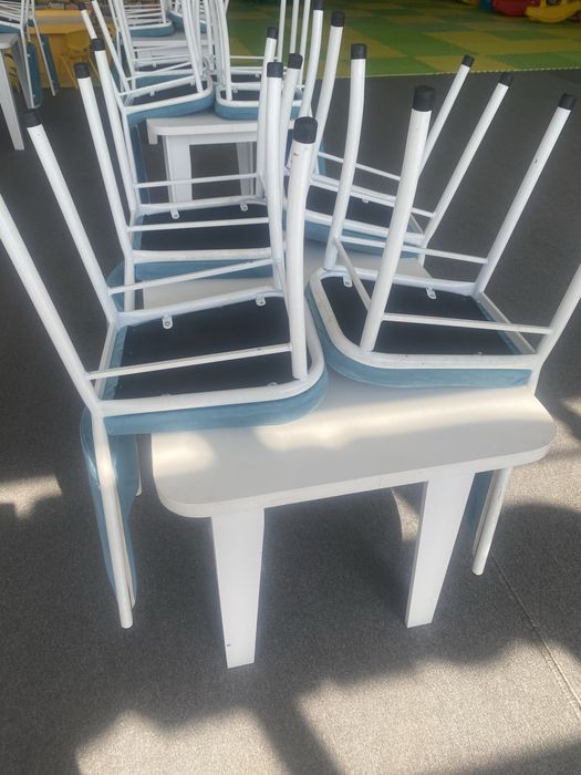 Стол и стулья для кафе или дома