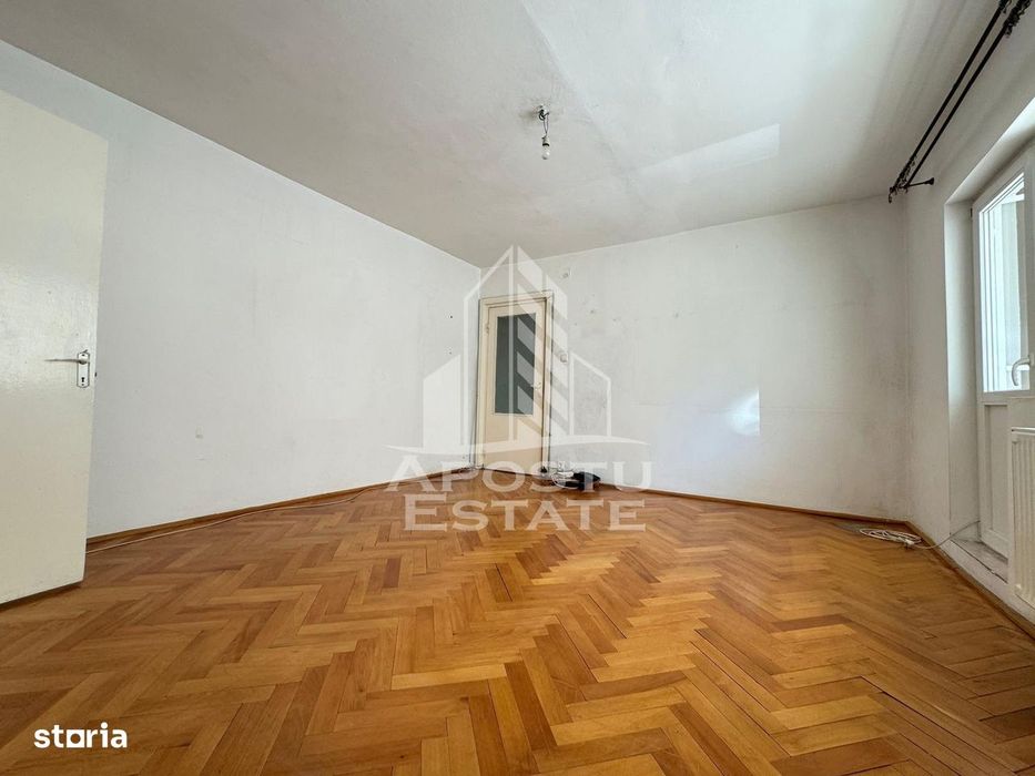 Apartament cu 3 camere, decomantat, etajul 2 , zona Spitalul Judetean