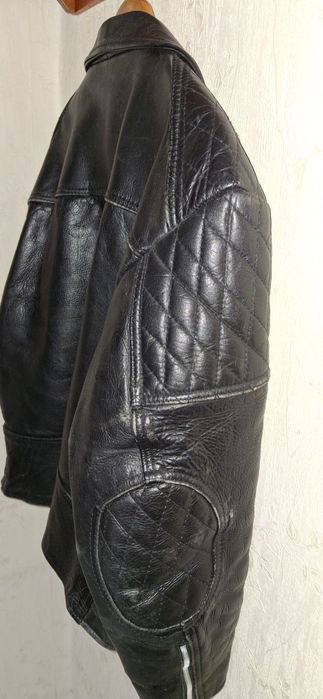 Geaca din piele narurală,culoarea neagra