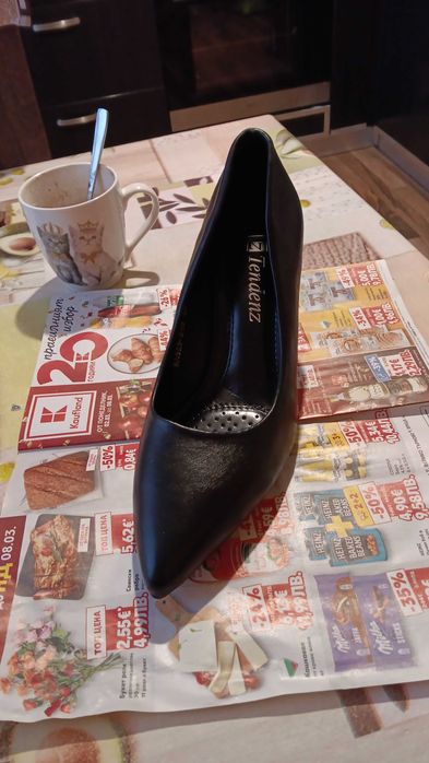 Обувки чисто нови