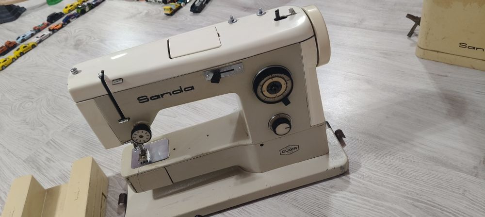 mașină de cusut  electrica Sanda Cugir.
Folosita pentru uz casnic

Preț 250 ron