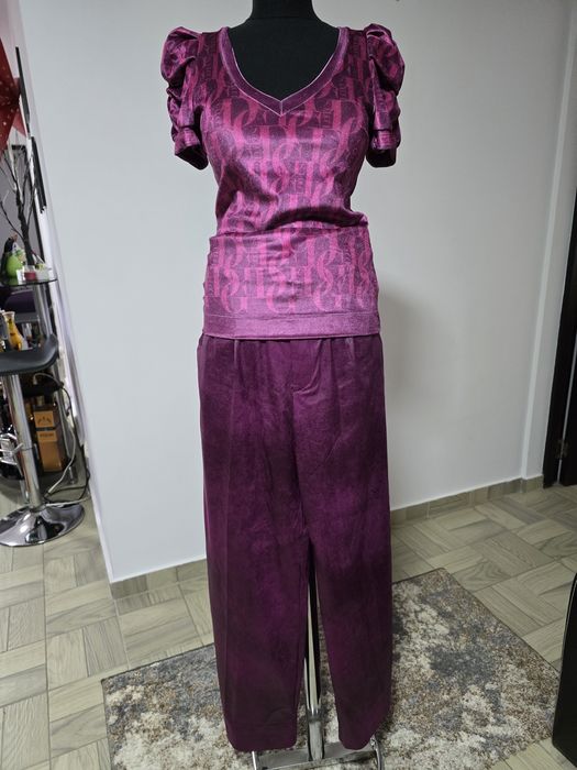 Fusta magenta, din piele întoarsă, cu crăpătura pe picior