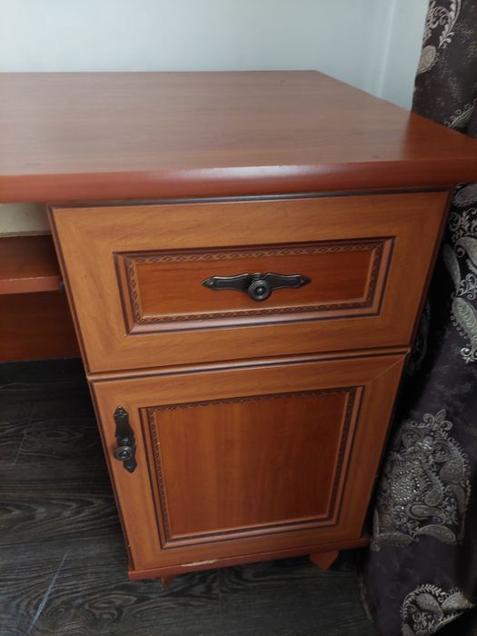 Продаю офисный стол