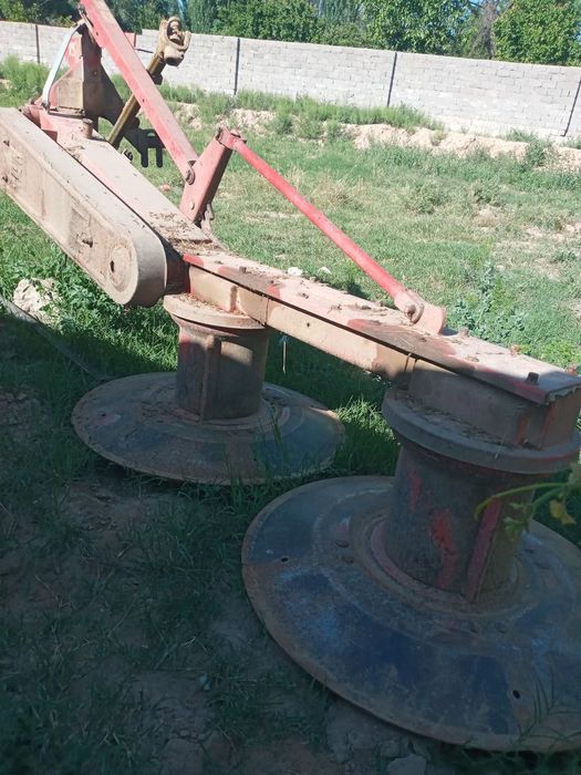 Traktor va kosilka sotiladi
