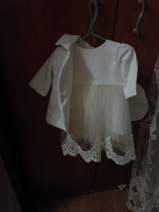 Rochița , palton , prosop , aproape tot ce trebuie pentru botez fetita