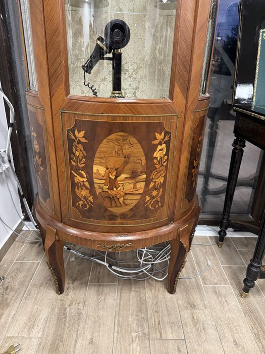 Vitrina din lemn masiv cu intarsii si ornamente bronz