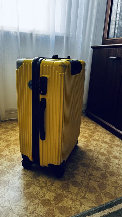 Чемодан среднего размера