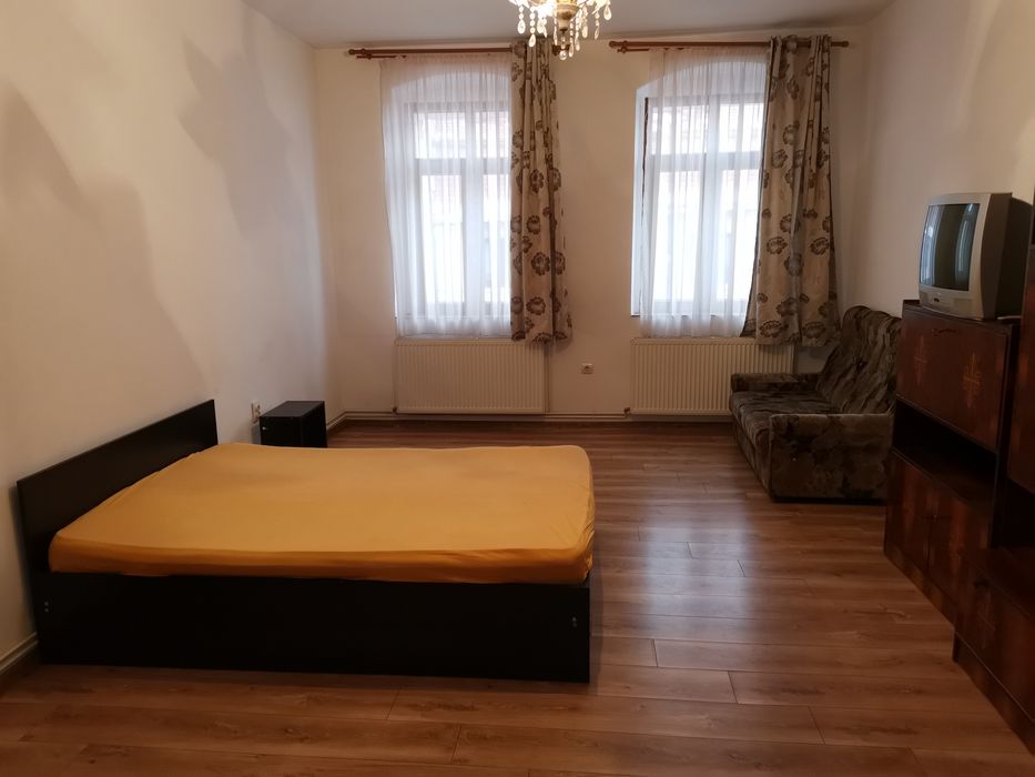 Închiriez apartament la casa str. 9 Mai
