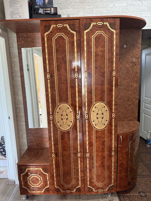 Продается прихожка шкаф