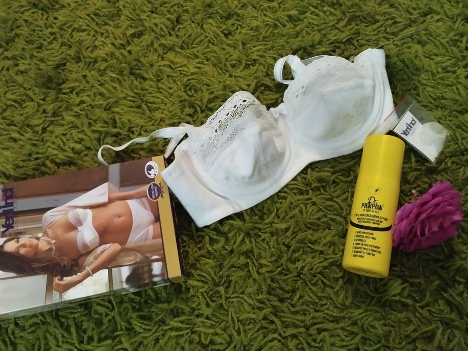 Бял дантелен сутиен