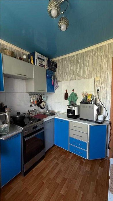 продам 2 комнатную с мебелью