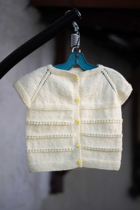 Ръчно плетени детски дрехи.