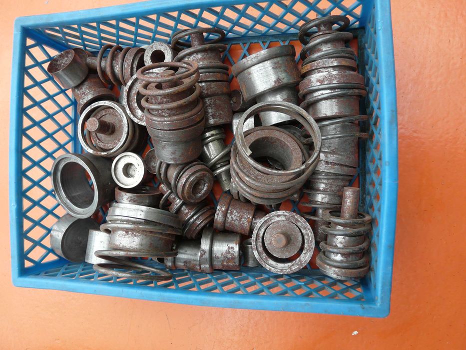 2 броя винтови преси