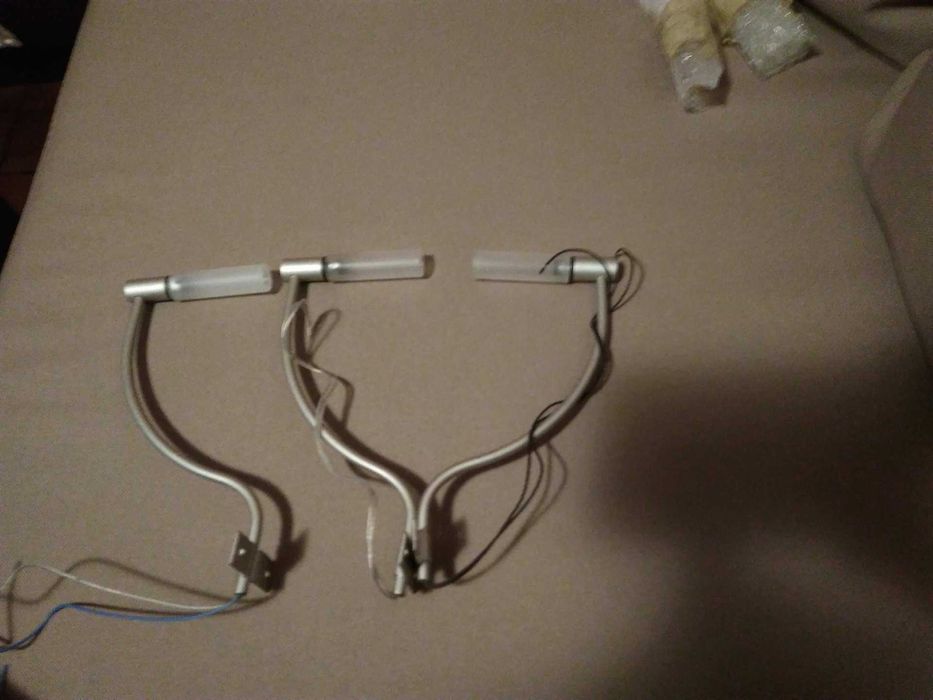 три броя ел лампи