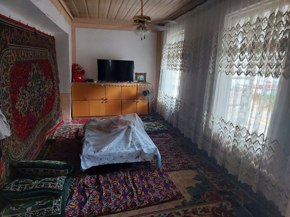 Uchaska chorsu bozor tepasida srochna sotiladi