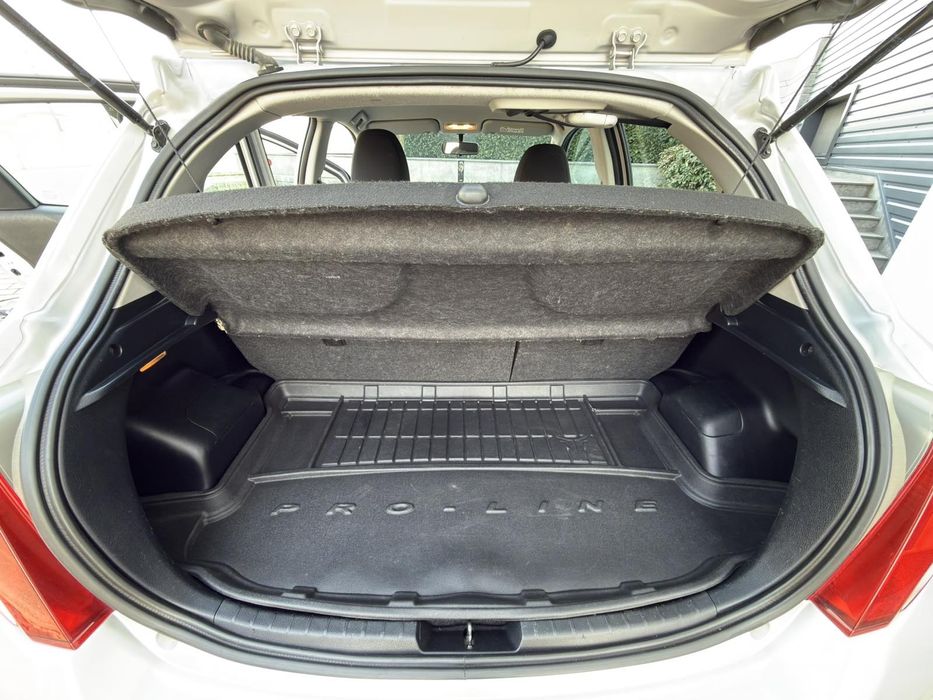 Продавам Toyota Yaris  2013г