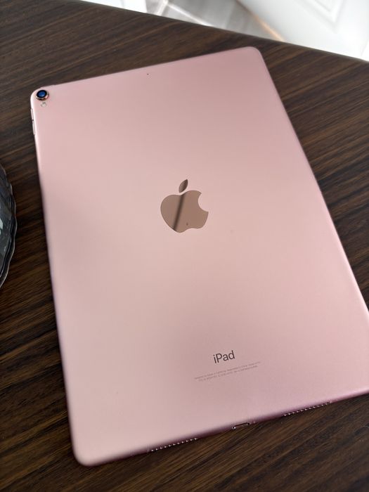 Ipad pro (10,5 dyum)  sotiladi holati zo’r karobka dakumentlari bor