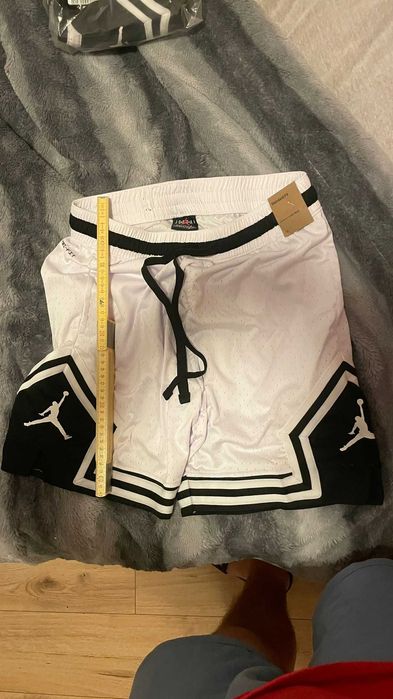 Pantaloni scurti Jordan Nike, marimea L, albi, noi cu etichete