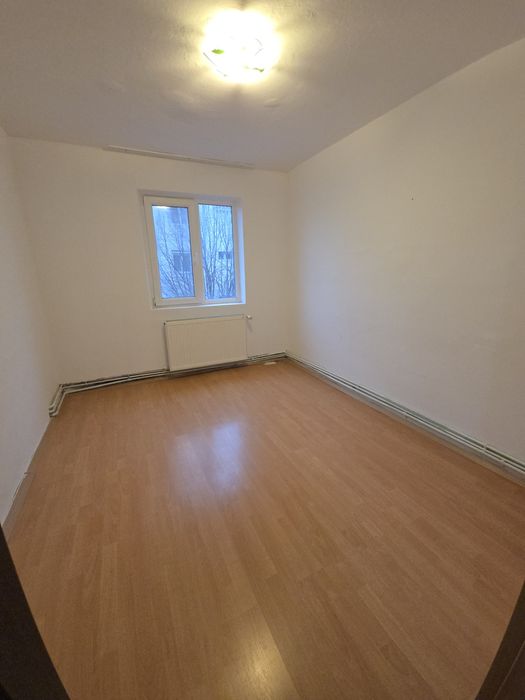 Apartament 4 camere zona Pipirig (Polivalenta)