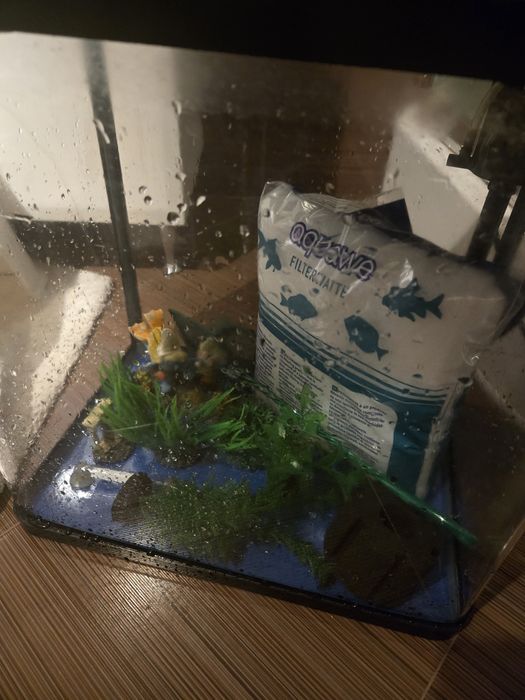 Аквариум с помпа и лампа