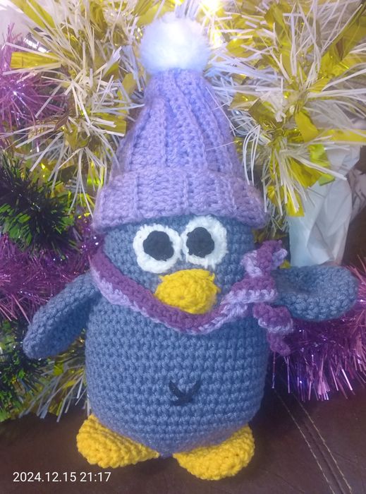 Коледен пингвин с шапка и шал