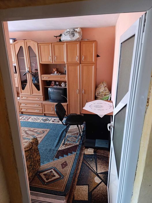 De vanzare -apartament 2 camere decomandat 22.000€ pret este negociabil nr.tel 0770834054
