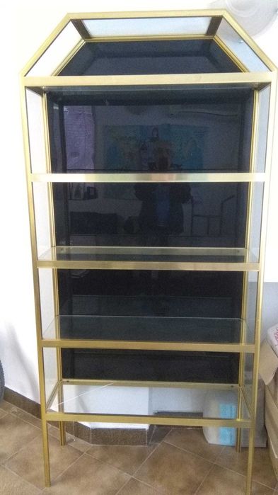 Магазинно обзавеждане-стенни витрини и щендерни маси