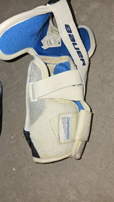 Хокеен екип: каска, ръкавици, налакътници, нагръдник, гащи,кори