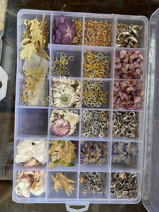 Материали за епоксидна смола, силиконови форми, сушени цветя и още