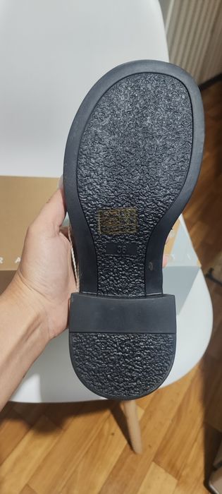 Продам сандали новые
