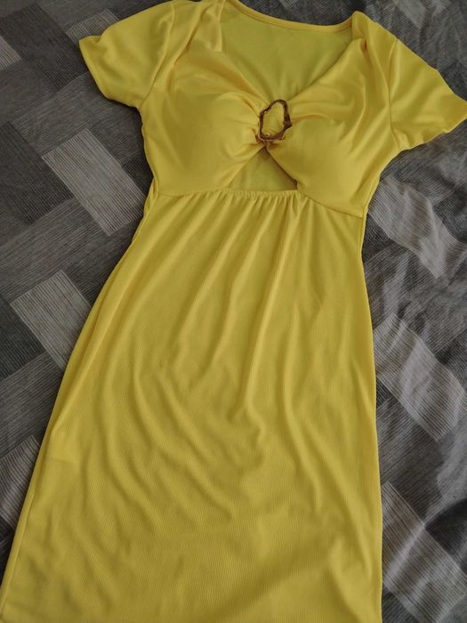 Нова е само е пробвана неми харесва как ми стои затова я продава