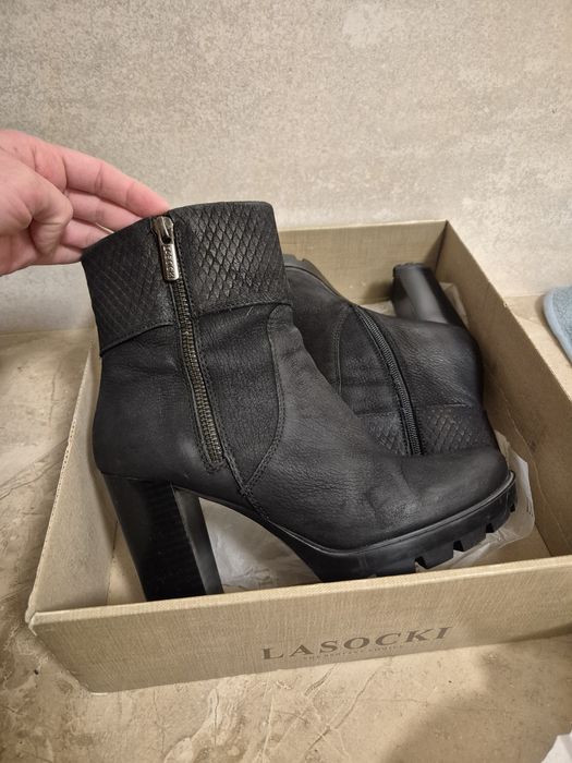 Pantofi cu toc Botine model deosebit