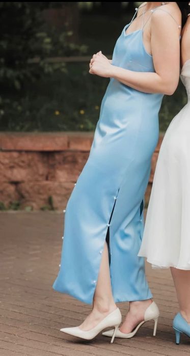 Rochie midi baby blue cu detalii din perle