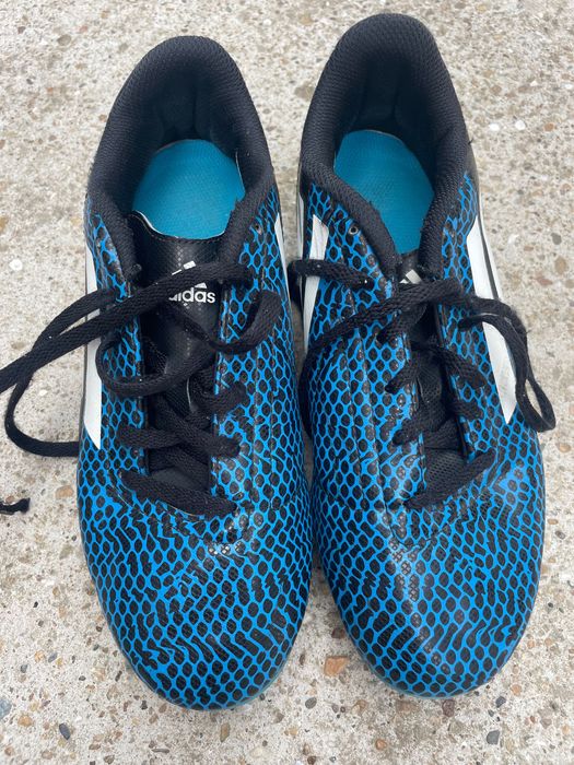 Бутонки футболни обувки