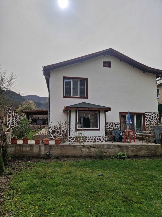 Дава се под наем Етаж от къща в с. Томпсън, Област София-област - 70 кв.м за 612 € - Снимка #2